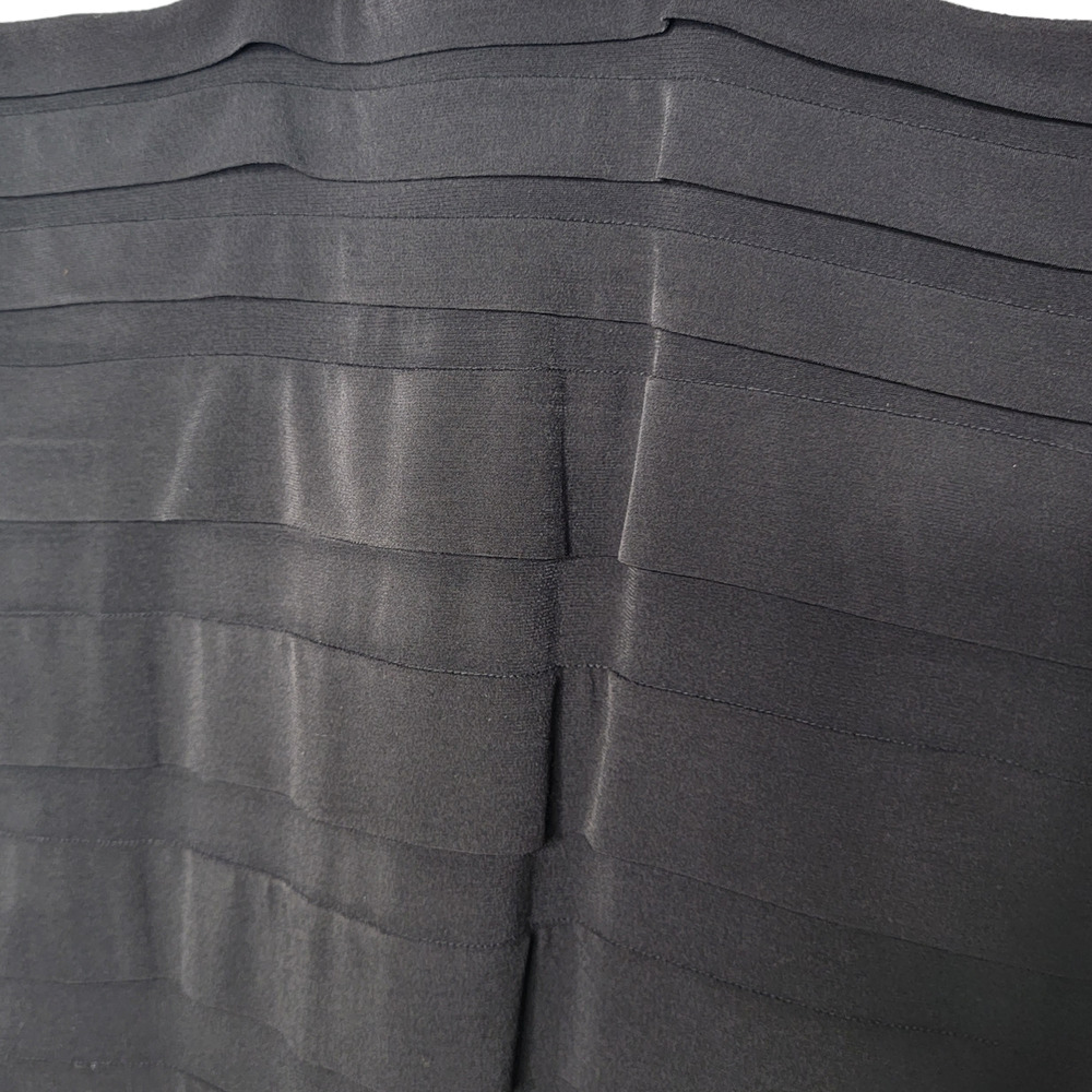 Elegant Two-Tone Dress - Picture 4 of 10